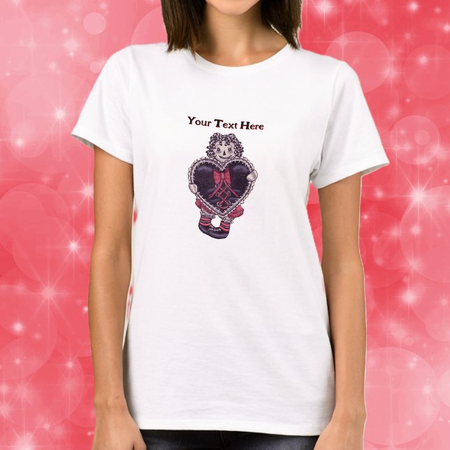 T-shirt Poupée de chiffon effrayante souriante avec un cœu (Spooky rag doll in red dress with big black heart with a bow on a womans tee shirt.)