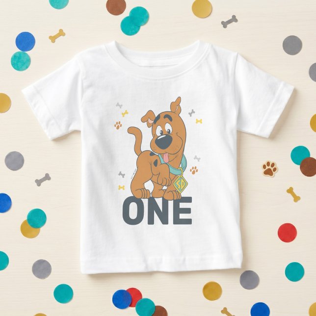 T-shirt Pour Bébé 1er anniversaire de Scooby-Doo (Shirt on simulated background)
