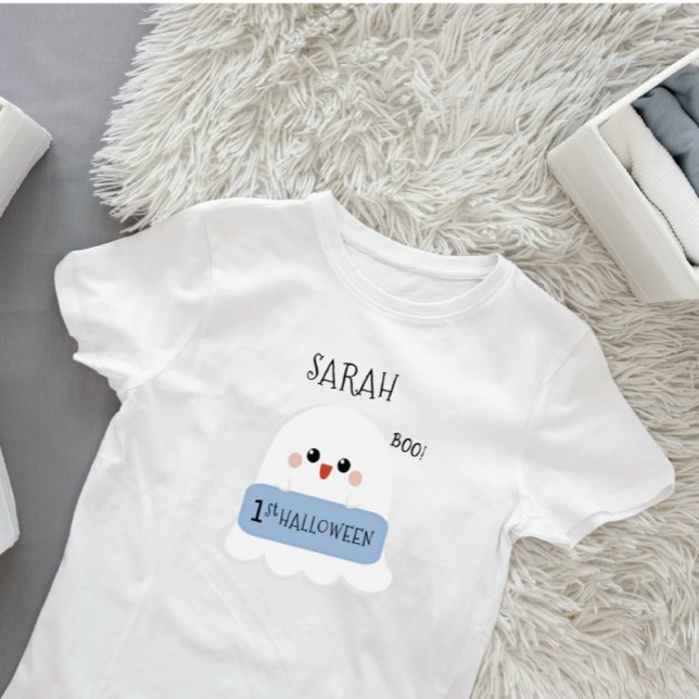 T-shirt Pour Bébé 1er jote fantôme d'Halloween (My 1st Halloween, cute ghost that you can personalize the name)