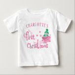 T-shirt Pour Bébé Baby First Christmas Pink Snowman and Snowflakes<br><div class="desc">Premier T-shirt de Noël personnalisé avec un joli bonhomme de neige et une typographie rose et sucre de canne. Le texte dit "[votre nom] premier Noël" et le modèle est mis en place pour vous permettre d'ajouter le nom du bébé. Le design comprend un bonhomme de neige caricaturé avec des...</div>