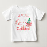 T-shirt Pour Bébé Baby First Christmas - Snowman mignon et flocons d<br><div class="desc">Premier T-shirt de Noël personnalisé avec un bonhomme de neige mignon et typographie sucre de canne. Le texte dit "[votre nom] premier Noël" et le modèle est mis en place pour que vous puissiez ajouter le nom du bébé. Le design comprend un bonhomme de neige de dessin animé avec de...</div>