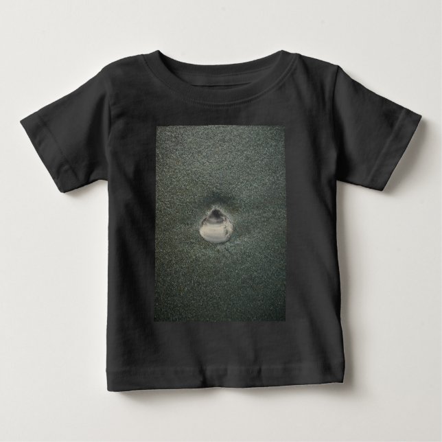 T-shirt Pour Bébé Beau coquillage dans le sable : Un souvenir salé (Devant)