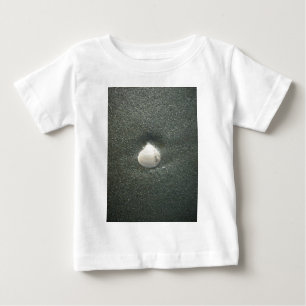 T-shirt Pour Bébé Beau coquillage dans le sable : Un souvenir salé