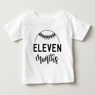 T-shirt Pour Bébé Bébé de onze mois atteint un jalon de baseball -