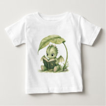 Bébé dragon lisant sous une histoire de livre de f