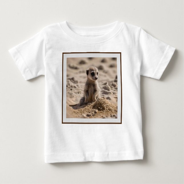 T-shirt Pour Bébé Bébé Meerkat Jouant Dans Le Sable, (Devant)