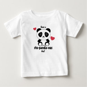 T-shirt Pour Bébé Bébé panda mignon dans la neige grise d'hiver
