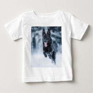 T-shirt Pour Bébé Berger allemand noir dans la couverture de duvet d