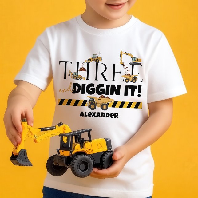 T-shirt Pour Bébé Camion de vidage de construction mignonne 3e anniv (Cute THREE and Diggin It dump trucks digger loader construction theme toddler boy 3rd birthday shirt)