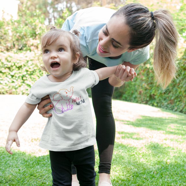 T-shirt Pour Bébé Carton éléphant (cute elephant saying hello to mom, mom and child playing happily in park.)