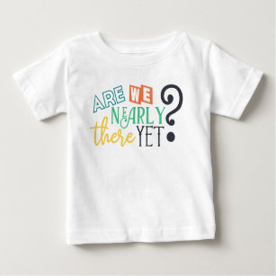 T-shirt Pour Bébé C'Est Drôle Que Nous Y Sommes Encore Presque.