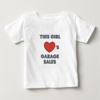 T-shirt Pour Bébé Cette fille aime les ventes de garage avec coeur