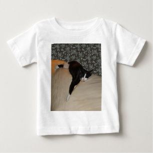 T-shirt Pour Bébé Chat Dormir sur le dessus du T-shirt bébé canapé