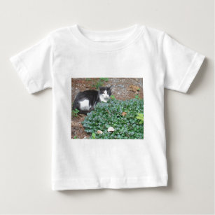 T-shirt Pour Bébé Chat noir et blanc dans la verdure
