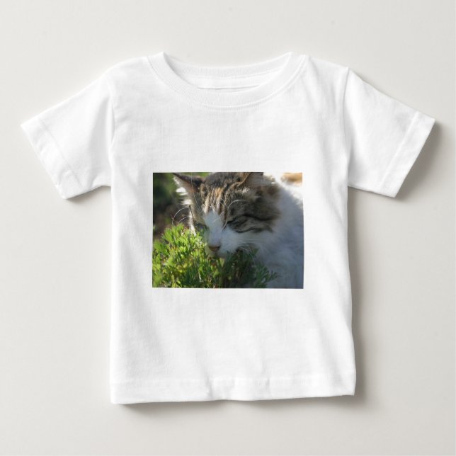 T-shirt Pour Bébé Chat reniflant une plante (Devant)