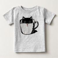 Chaton noir avec nez rouge caché dans une tasse