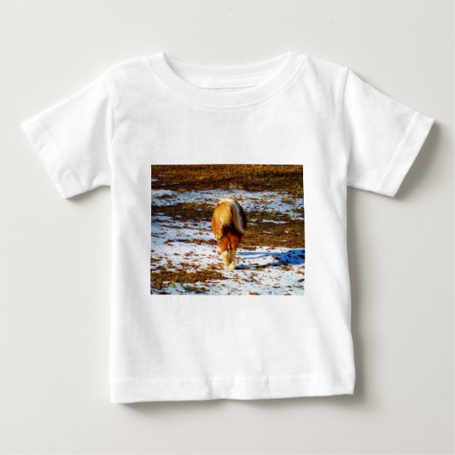 T-shirt Pour Bébé Cheval miniature Brown et crème dans la neige. (Devant)