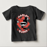 T-shirt Pour Bébé Chibi Harley Quinn Splits<br><div class="desc">Regardez Chibi Harley Quinn alors qu'elle fait les éclaboussures devant une toile de fond en losange à pois rouges avec son nom écrit autour d'elle.</div>