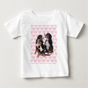 T-shirt Pour Bébé Chiens de montagne bernois aux coeurs roses