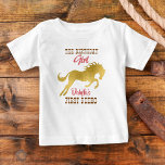 T-shirt Pour Bébé Cowgirl premier rodéo rose et or anniversaire<br><div class="desc">Cowgirl premier t-shirt d'anniversaire rodéo rose et or. Cheval d'or,  script occidental.</div>
