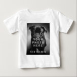 T-shirt Pour Bébé Créez votre propre photo simple et votre texte per<br><div class="desc">Créez votre propre t-shirt bébé simple et moderne avec une seule photo et votre texte personnalisé. Si vous avez besoin d'aide pour customiser ceci,  s'il vous plaît envoyez-moi un message en utilisant le bouton ci-dessous et je serai heureux de vous aider.</div>