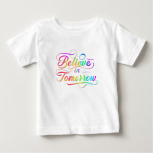 T-shirt Pour Bébé Croire à demain Typographie arc-en-ciel