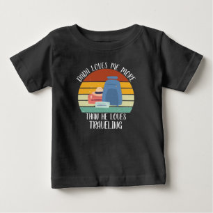 T-shirt Pour Bébé Dada m'aime plus qu'il n'aime voyager