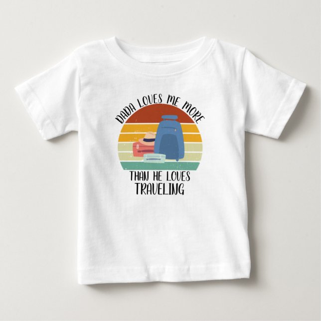 T-shirt Pour Bébé Dada m'aime plus qu'il n'aime voyager (Devant)