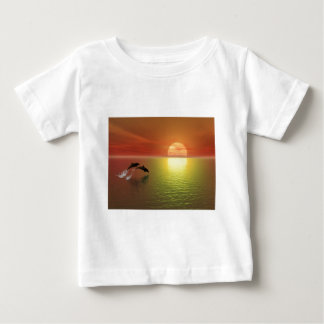T-shirt Pour Bébé dauphins sautant le coucher du soleil de l'océan