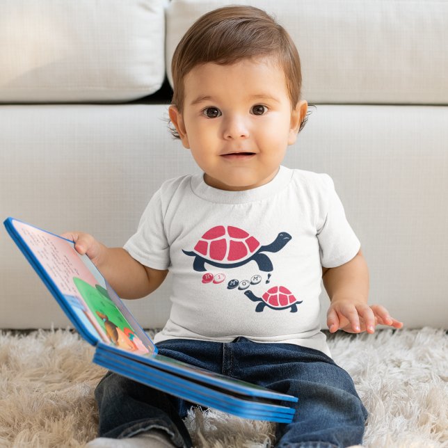 T-shirt Pour Bébé Dessin sur le thème sombre Tortoise (funny baby t-shirt featuring a cute and colorful illustration of the hi mom tortoise.)