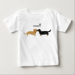 T-shirt Pour Bébé Doux Dachshunds Smooch | Wiener Dogs Love<br><div class="desc">Dachshund rouge brun et dessin humoristique noir et tan Doxie aux cheveux longs. Un tee-shirt amoureux des chiens vierge mignon qui est disponible dans de nombreux styles de chemises pour les hommes, les femmes, les enfants et les bébés. Visitez le Doodle World de Jenn pour plus de dessins animés pour...</div>