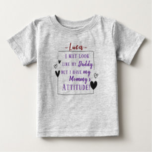 T-shirt Pour Bébé "Écoute comme papa, mais j'ai l'attitude de maman"