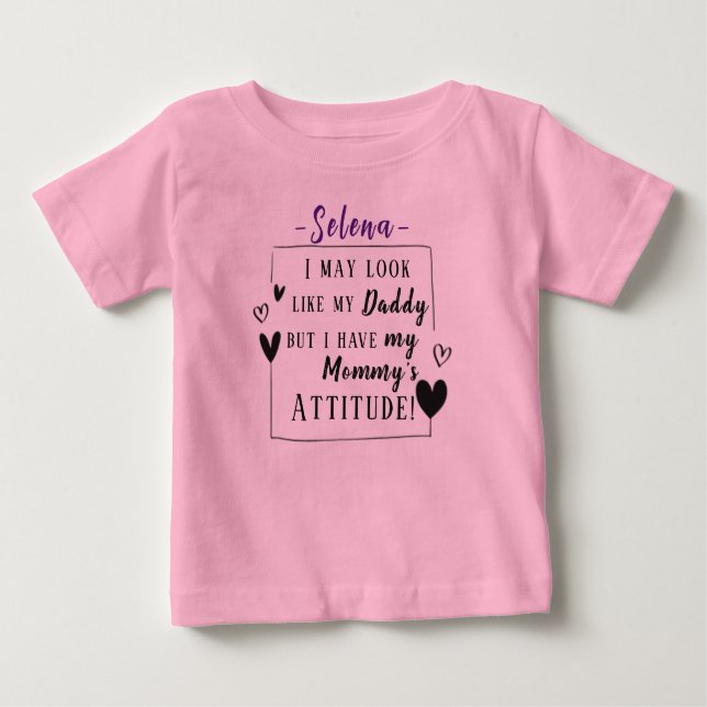 T-shirt Pour Bébé "Écoute comme papa, mais j'ai l'attitude de maman" (Devant)