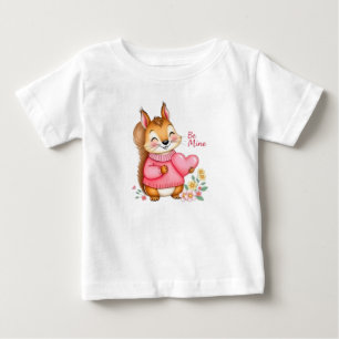 T-shirt Pour Bébé Écureuil heureux avec un pull rose tenant un cœur