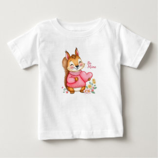 T-shirt Pour Bébé Écureuil heureux avec un pull rose tenant un cœur