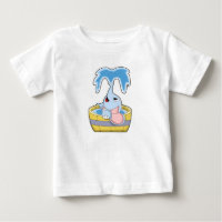 Eléphant avec baignoire remplie d'eau