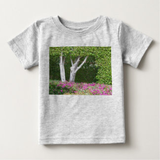 T-shirt Pour Bébé Entre les arbres rose et vert