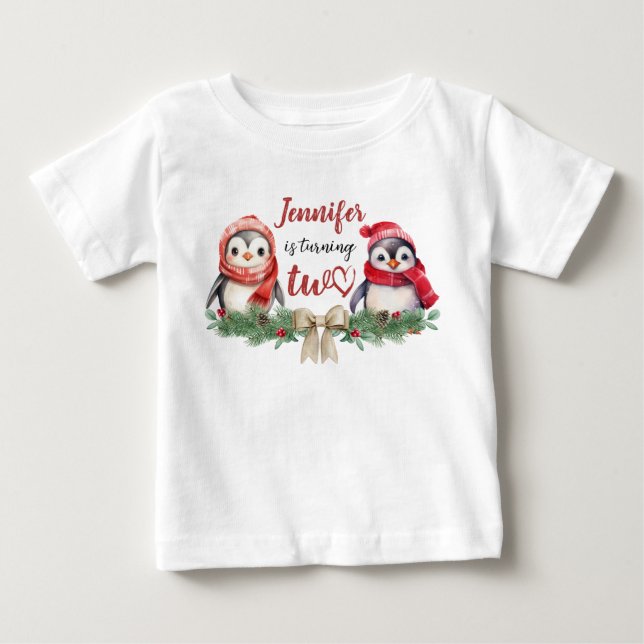 T-shirt Pour Bébé Est en train de tourner deux | Pingouin Noël 2e an (Devant)