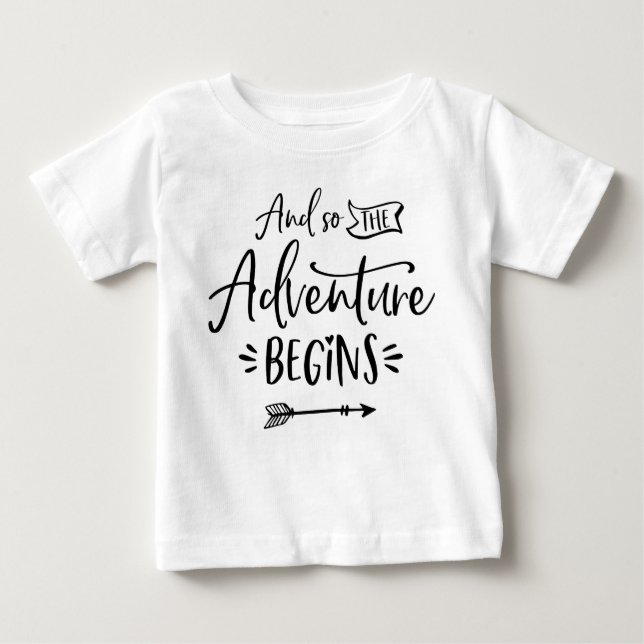 T-shirt Pour Bébé Et Donc L'Aventure Commence À La Main Lettré (Devant)