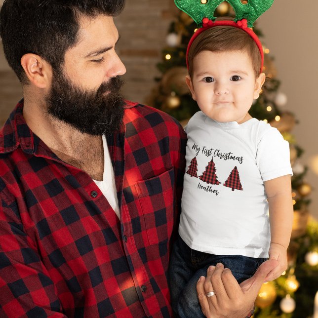 T-shirt Pour Bébé Fête de Noël Mon premier chèque de bison (My first Christmas custom baby t-shirt with Buffalo check Christmas trees. )