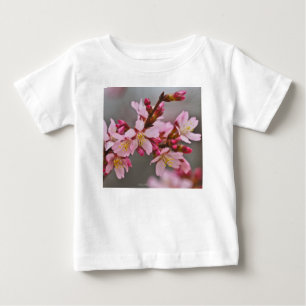 T-shirt Pour Bébé Fleurs de cerisier japonaises roses sur un ciel gr