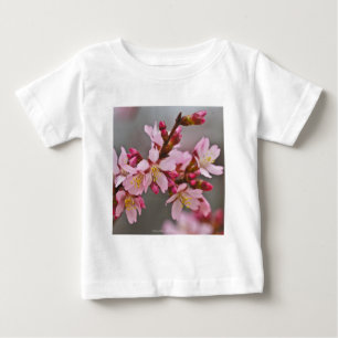 T-shirt Pour Bébé Fleurs de cerisier japonaises roses sur un ciel gr