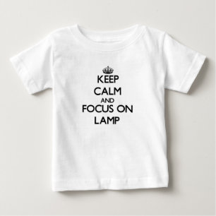 T-shirt Pour Bébé Gardez le calme et le foyer sur la lampe