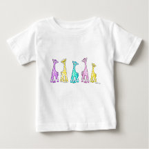 Girafes en pastel de bébé dans un T-shirt de bébé