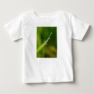 T-shirt Pour Bébé Gouttelettes d'eau sur une lame d'herbe verte