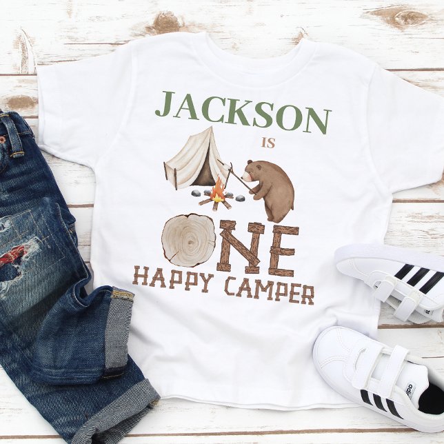T-shirt Pour Bébé Green Brown Bear One Happy Camper 1er anniversaire (Happy Camper First Birthday T-shirt for Baby Boy, Wood-like Text, Camping Tent, Bear, Camp Fire)