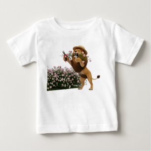 T-shirt Pour Bébé Illustration 3D d'un lion jardinier taillant un ro