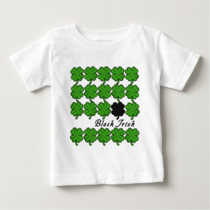T-shirt Pour Bébé Irlandais de noir avec un bon nombre de shamrocks