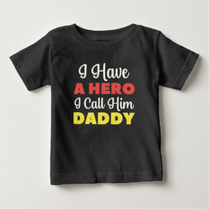 T-shirt Pour Bébé J'ai un héros que j'appelle Papa