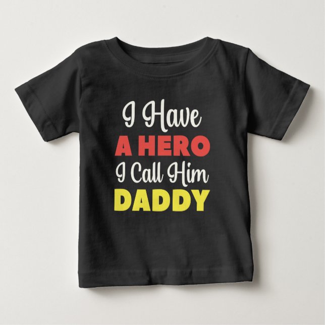T-shirt Pour Bébé J'Ai Un Héros Que Je L'Appelle Papa (Devant)